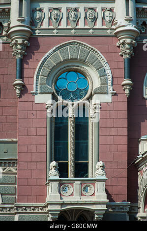 Architettura di antico edificio con finestre in stile classico Foto Stock