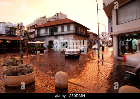 La strada stretta in serata in Larnaca, Cipro Foto Stock