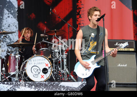 Luke Hemmings di 5 secondi di Summer che si esibisce alla radio 1 Big Weekend, tenutasi a Earlham Park, Norwich. Foto Stock