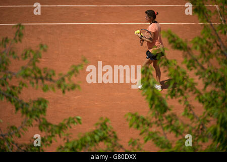 Amelie Mauresmo durante la sessione di pratica di Andy Murray sulla Corte 12 il giorno uno del French Open a Roland Garros il 24 maggio 2015 a Parigi, Francia Foto Stock