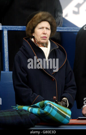Rugby Union - RBS 6 Nations Championship 2005 - Scozia / Galles - Murrayfield Stadium. HRH Princess Anne guarda la partita Foto Stock