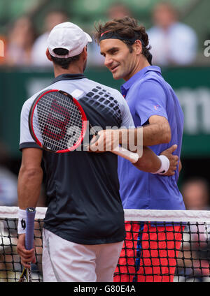 Tennis - 2015 French Open - giorno uno - Roland Garros. Roger Federer e Alejandro Falla il giorno uno dell'Open francese a Roland Garros il 24 maggio 2015 a Parigi, Francia Foto Stock