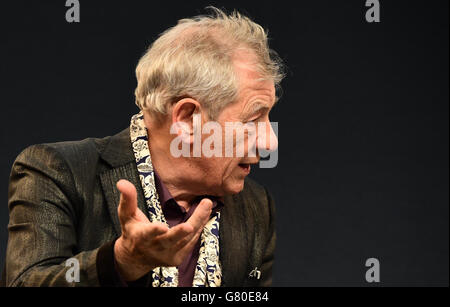 Sir Ian McKellen partecipa a un evento Meet the Actor presso l'Apple Store, Regent Street, Londra. PREMERE ASSOCIAZIONE foto. Data immagine: Martedì 26 maggio 2015. Il credito fotografico dovrebbe essere: Ian West/PA Wire Foto Stock