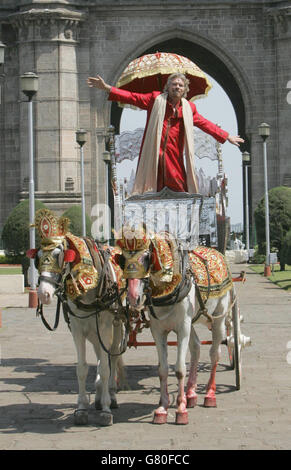 Volo inaugurale della Virgin Atlantic per Mumbai. Il boss della Vergine Sir Richard Branson al Gate Way to India. Foto Stock