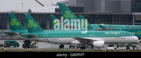 Aer Lingus Jets all'aeroporto di Dublino, come Willie Walsh, capo del gruppo International Airlines, si aspetta che Ryanair agisca in modo 'razionale' per la sua offerta di acquisto per la compagnia di bandiera irlandese Aer Lingus. Foto Stock