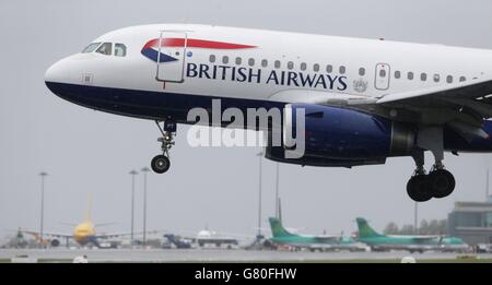 British Airways Jet atterra all'aeroporto di Dublino, come ha dichiarato Willie Walsh, capo dell'International Airlines Group, si aspetta che Ryanair agisca in modo 'razionale' per la sua offerta di acquisto per la compagnia di bandiera irlandese Aer Lingus. Foto Stock