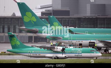 Aer Lingus Jets all'aeroporto di Dublino, come Willie Walsh, capo del gruppo International Airlines, si aspetta che Ryanair agisca in modo 'razionale' per la sua offerta di acquisto per la compagnia di bandiera irlandese Aer Lingus. Foto Stock