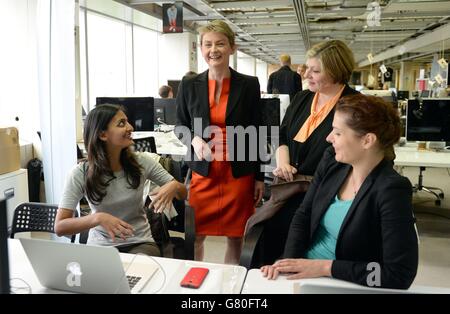 La labor MP e candidata per leader del Partito laburista, Yvette Cooper, incontra giovani imprenditori a Tech City UK a Londra, dove ha ufficialmente lanciato la sua campagna per leader. Foto Stock