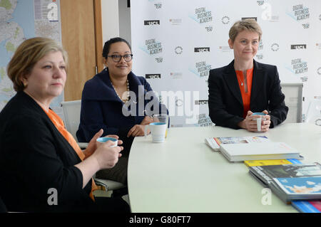 La labor MP e candidata per leader del Partito laburista, Yvette Cooper, incontra giovani imprenditori a Tech City UK a Londra, dove ha ufficialmente lanciato la sua campagna per leader. Foto Stock