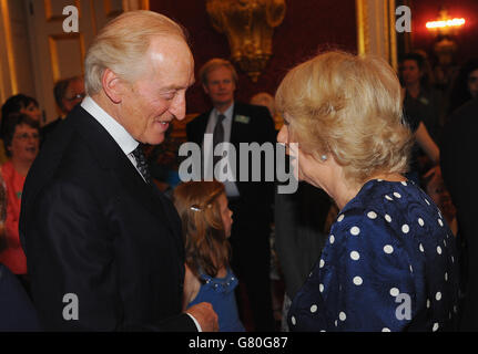 La Duchessa di Cornovaglia e Charles Dance partecipano alla finale del concorso di 500 parole di radio 2 al St James's Palace di Londra. Foto Stock