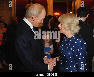 La Duchessa di Cornovaglia e Charles Dance partecipano alla finale del concorso di 500 parole di radio 2 al St James's Palace di Londra. Foto Stock