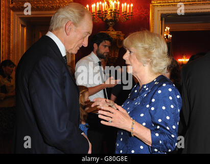 La Duchessa di Cornovaglia e Charles Dance partecipano alla finale del concorso di 500 parole di radio 2 al St James's Palace di Londra. Foto Stock