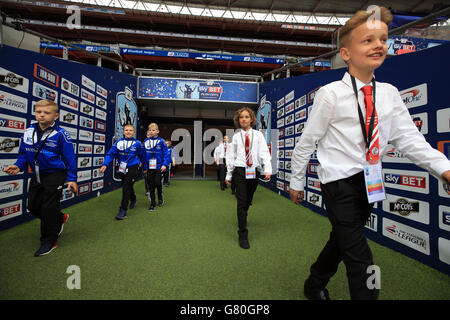 Oldham Athletic rappresentato dalla scuola elementare di South Failsworth (a sinistra) e. Crawley Town rappresentata dalla scuola primaria Oaks Walk out Il tunnel prima della Kinder+Sport Football League Kids Cup Finale Foto Stock