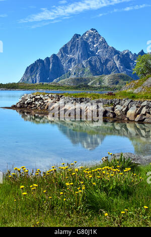 Montagna Vagakallen visto da Orsvagvaer, Lofoten Vågakallen, Ørsvågvaer, Arctic Norvegia, Isole Lofoten Foto Stock