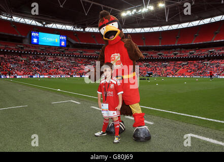 Swindon Town Match giorno mascotte Joe Sharps con mascotte club Rockin' Robin Foto Stock
