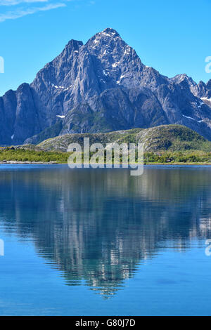 Montagna Vagakallen visto da Orsvagvaer, Lofoten Vågakallen, Ørsvågvaer, Arctic Norvegia, Isole Lofoten Foto Stock