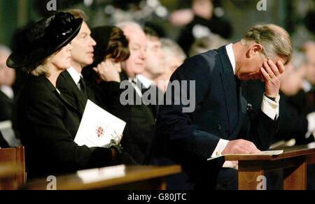 Il principe britannico Charles inchina la testa (R) mentre siede con Camilla Parker-Bowles (L), il primo ministro britannico Tony Blair (II L) e sua moglie Cherie (III L) ad un servizio in memoria di Papa Giovanni Paolo II Foto Stock