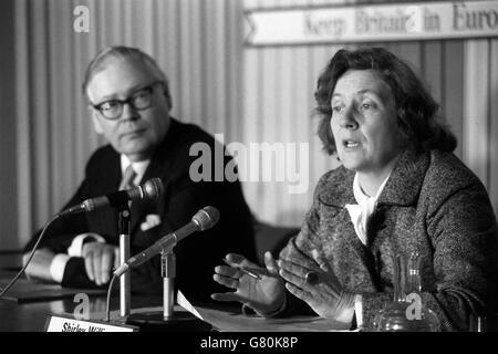 Geoffrey Rippon guarda come Segretario di Stato per i prezzi e la protezione dei consumatori, Shirley Williams, si rivolge alla conferenza stampa "tenere la Gran Bretagna in Europa" al Waldorf Hotel di Londra. Foto Stock