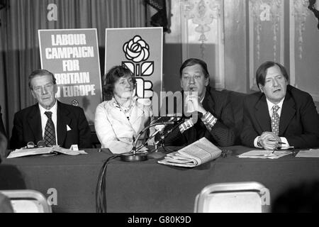 (l-r) Lord Feather, Presidente dell'Alleanza sindacale per l'Europa, Shirley Williams, Segretario di Stato per i prezzi e la tutela dei consumatori e Presidente della Campagna laburista per la Gran Bretagna in Europa, Anthony Crosland, deputato, Segretario di Stato per l'ambiente, E David Ennals, MP, tutti di grande interesse durante la conferenza stampa a nome della campagna laburista per la Gran Bretagna in Europa, tenutasi al St Ermin's Hotel di Westminster. Foto Stock