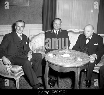 Marshal Josip Broz Tito (centro), capo dello Stato jugoslavo, con il ministro degli Esteri Anthony Eden e il primo ministro Winston Churchill a pranzo presso l'ambasciata jugoslava di Kensington. Foto Stock