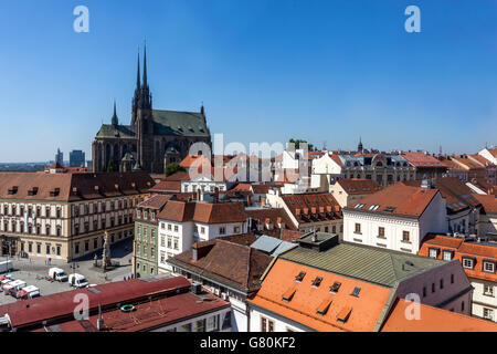 La Cattedrale di San Pietro e Paolo Brno guarda i monumenti nel centro della città vecchia, Brno Repubblica Ceca Foto Stock