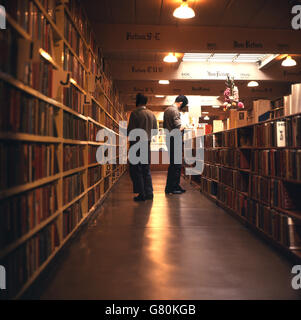 Detenuti nella biblioteca di Wandsworth Prison, South West London, costruita nel 1851. Foto Stock