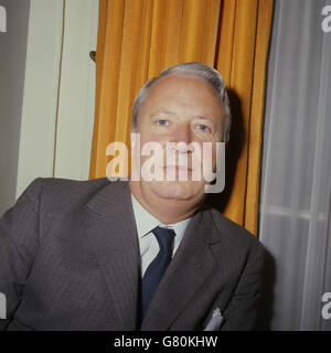 Edward Heath, leader dell'opposizione e del Partito conservatore, a casa sua ad Albany, Piccadilly, Londra. Foto Stock