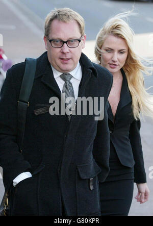Jim Moir, meglio conosciuto come personalità televisiva Vic Reeves arriva con la moglie Nancy Sorrell per affrontare le spese di guida drink. Jim Moir, è stato arrestato il 25 marzo dopo che la sua Jaguar d'epoca si è scontrata con un'auto parcheggiata in cui era seduta una donna di 23 anni. Foto Stock