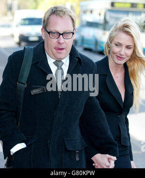 Jim Moir, meglio conosciuto come personalità televisiva Vic Reeves arriva con la moglie Nancy Sorrell per affrontare le spese di guida drink. Jim Moir, è stato arrestato il 25 marzo dopo che la sua Jaguar d'epoca si è scontrata con un'auto parcheggiata in cui era seduta una donna di 23 anni. Foto Stock