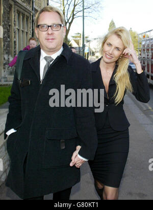 Jim Moir, meglio conosciuto come personalità televisiva Vic Reeves arriva con la moglie Nancy Sorrell. Jim Moir, è stato arrestato il 25 marzo dopo che la sua Jaguar d'epoca si scontrò con un'auto parcheggiata in cui era seduta una donna di 23 anni. Foto Stock
