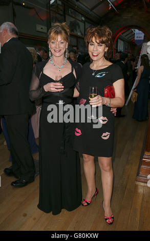 Kathy lette (a sinistra) e Samantha Bond frequentano la Vitality Ball di Age UK al Natural History Museum di Londra. Foto Stock