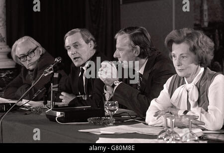 Tutti i gomiti sul tavolo creano un'atmosfera rilassata durante la conferenza stampa al St Ermine's Hotel di Westminster, tenuta dai ministri del mercato comune, (da sinistra a destra) Michael Foot (Segretario di Stato per l'occupazione): Anthony Wedgewood Benn (industria): Peter Shore (commercio) e la signora Barbara Castle (servizi sociali). Essi pubblicheranno un documento su come la Gran Bretagna può lasciare la CEE in caso di voto contrario nel prossimo referendum. Foto Stock