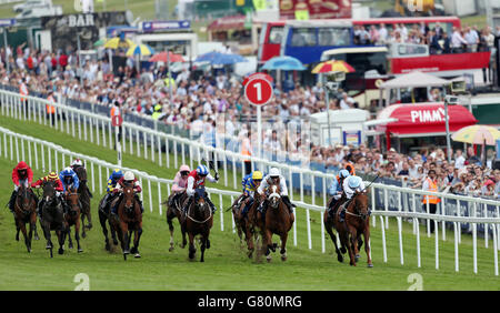 Horse Racing - 2015 Investec Derby Festival - Ladies Day - ippodromo di Epsom Foto Stock