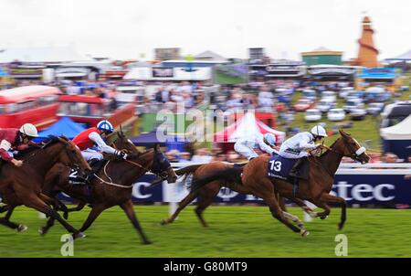 Horse Racing - 2015 Investec Derby Festival - Ladies Day - ippodromo di Epsom Foto Stock