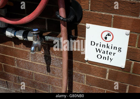 Fresca e pulita acqua potabile approvvigionamento pubblico. Foto Stock