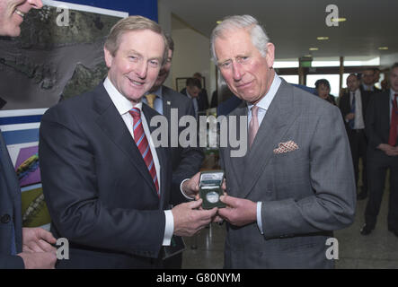 Taoiseach Enda Kenny (a sinistra) presenta il Principe di Galles (a destra) con una medaglia commemorativa in edizione limitata in onore di John Philip Holland, inventore irlandese del moderno sottomarino, presso l'Istituto Marino di Galway, il giorno uno di una visita di quattro giorni in Irlanda con la Duchessa di Cornovaglia. Foto Stock