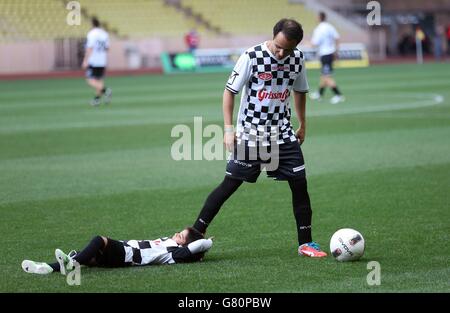 Felipe massa e suo figlio Felipinho durante la partita di calcio dei piloti allo stadio Stade Louis II di Monaco. Foto Stock