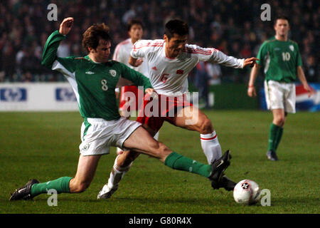 Calcio - International friendly - Irlanda / Cina - Lansdowne Road. Kevin Kilbane irlandese e Shao Jiayi cinese Foto Stock