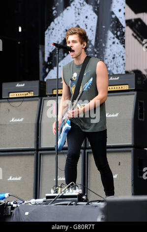 Luke Hemmings di 5 secondi di Summer che si esibisce alla radio 1 Big Weekend, tenutasi a Earlham Park, Norwich. Foto Stock