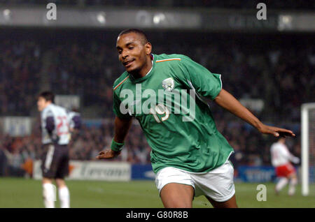 Calcio - International friendly - Repubblica d'Irlanda / Cina - Lansdowne Road. Clinton Morrison in Irlanda celebra il suo obiettivo. Foto Stock