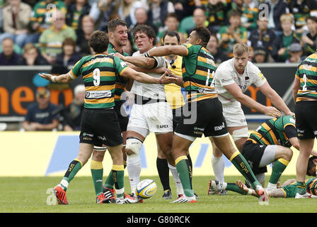 Durante la semifinale Aviva Premiership presso i Franklins Gardens di Northampton, a Northampton, si apre una raffica tra Jacques Burger di Saracens e Lee Dickson dei Northampton Saints. Foto Stock