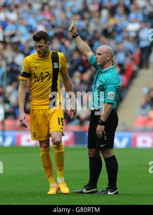 Calcio - Sky Bet League due - Gioca fuori - finale - Southend United v Wycombe Wanderers - Stadio di Wembley. Il Cian Bolger del Southend United riceve una carta gialla per un fallo sul legno Sam di Wycombe Wanderers (non nella foto) Foto Stock