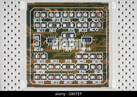 Concetto - tecnologia del computer / cpu / architettura del circuito . Socket 7 con componenti a montaggio superficiale sotto il chip della CPU. Macro chiusura circuito. Foto Stock