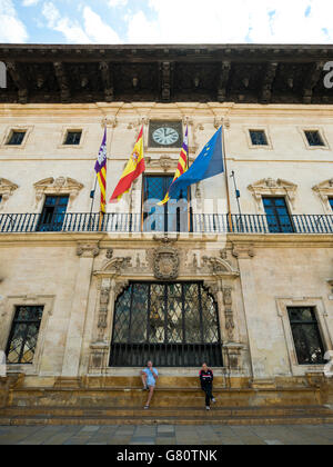 Vista verticale della parte anteriore del Municipio di Palma di Maiorca. Foto Stock