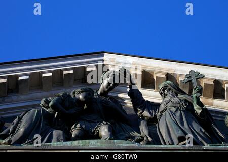 Statue di bronzo all'esterno della Cattedrale di San Isacco, San Pietroburgo, Russia Foto Stock