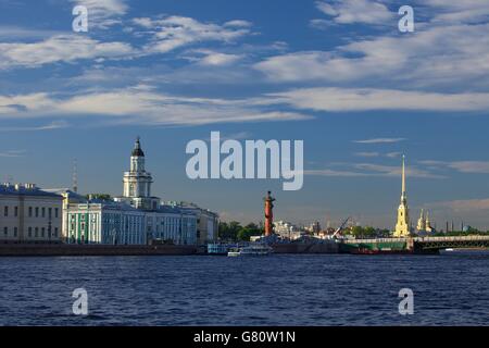 Vista di Kunstkammer, colonna rostrale e la Fortezza di Pietro e Paolo dal palazzo terrapieno, San Pietroburgo, Russia Foto Stock