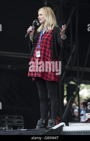 Fearne Cotton sul palco al Big Weekend radio 1, tenutosi a Earlham Park, Norwich. Foto Stock