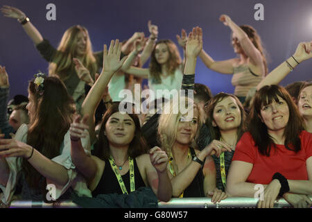 La folla guarda il letale Bizzle che si esibisce durante il Big Weekend di radio 1, tenuto a Earlham Park, Norwich. Foto Stock