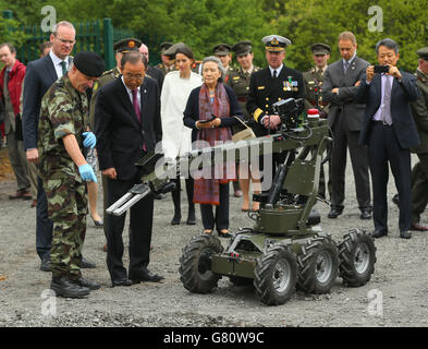 Il Segretario Generale delle Nazioni Unite Ban Ki-moon è mostrato un robot di smaltimento bombe dal tenente colonnello Ray Lane, mentre visita le forze di difesa, Centro di addestramento delle Nazioni Unite al campo di Curragh in Co. Kildare. Foto Stock