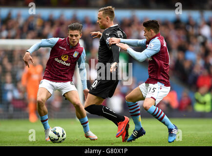 Calcio - Barclays Premier League - Aston Villa / Burnley - Villa Park. Fredrik Ulvestad di Burnley è contrassegnato da Jack Grealish di Aston Villa (a sinistra) e Ashley Westwood (a destra) Foto Stock